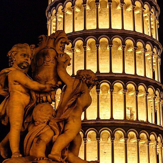 The Leaning Tower in Pisa at night - photo credit @giusivapi