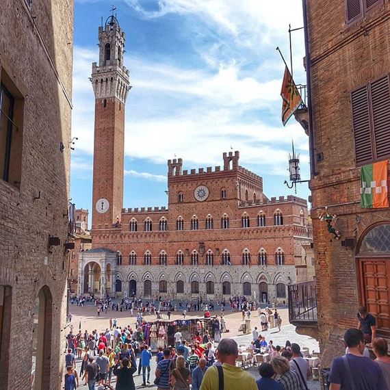 The enchanting Piazza del Campo in Siena - photo credit @discovertuscany