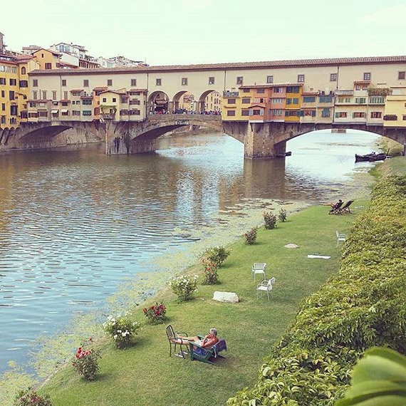 Prendere il sole in riva all'Arno, a pochi metri da Ponte Vecchio, non ha prezzo! - photo credit @grazieateblog